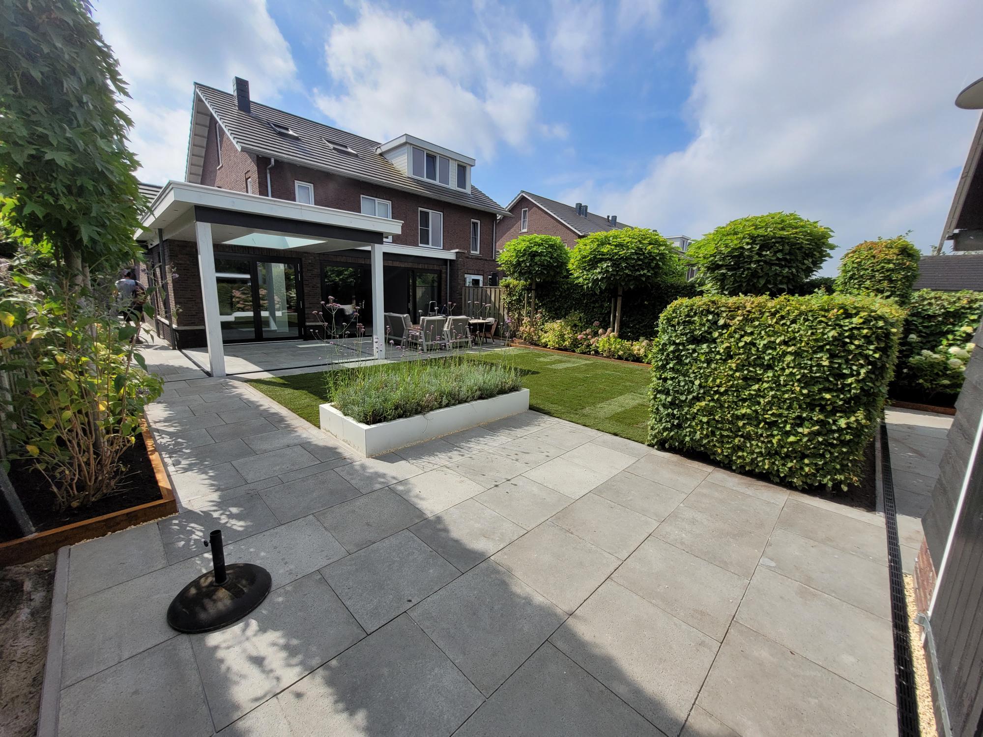 Koen aan het werk in een tuin in Zuid-Holland - professionele tuinaanleg en onderhoud